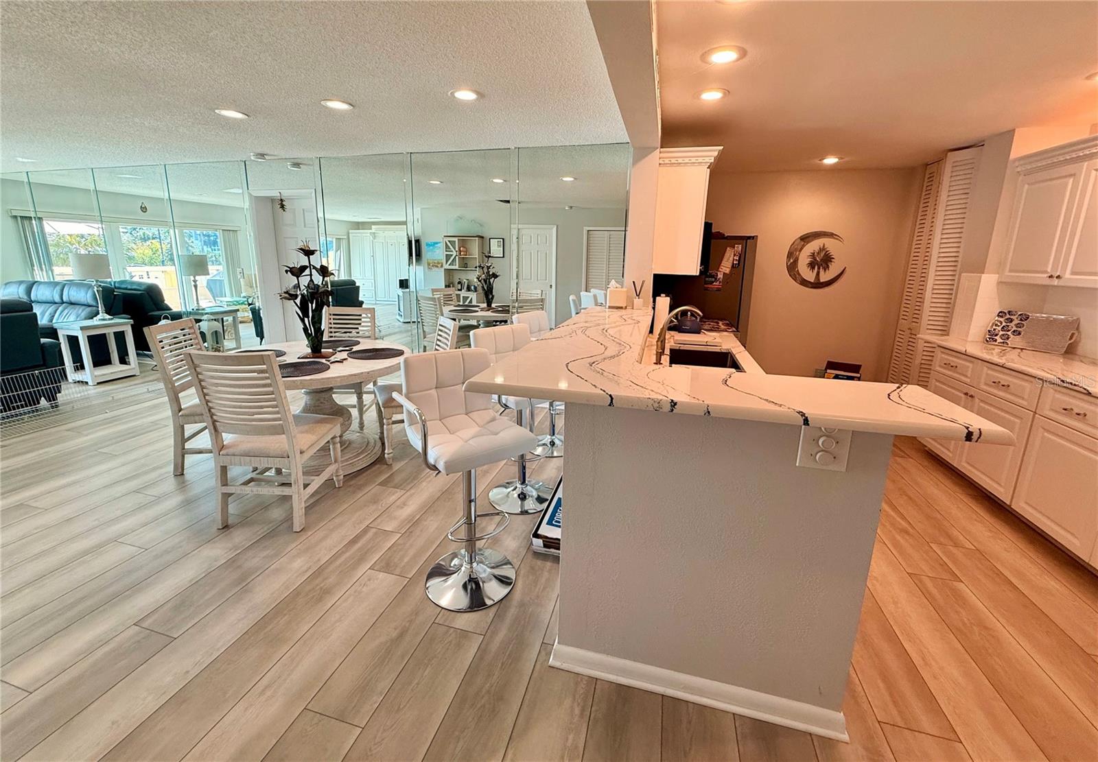 Image 6 of 22 For 100 Bluff View Drive 105c