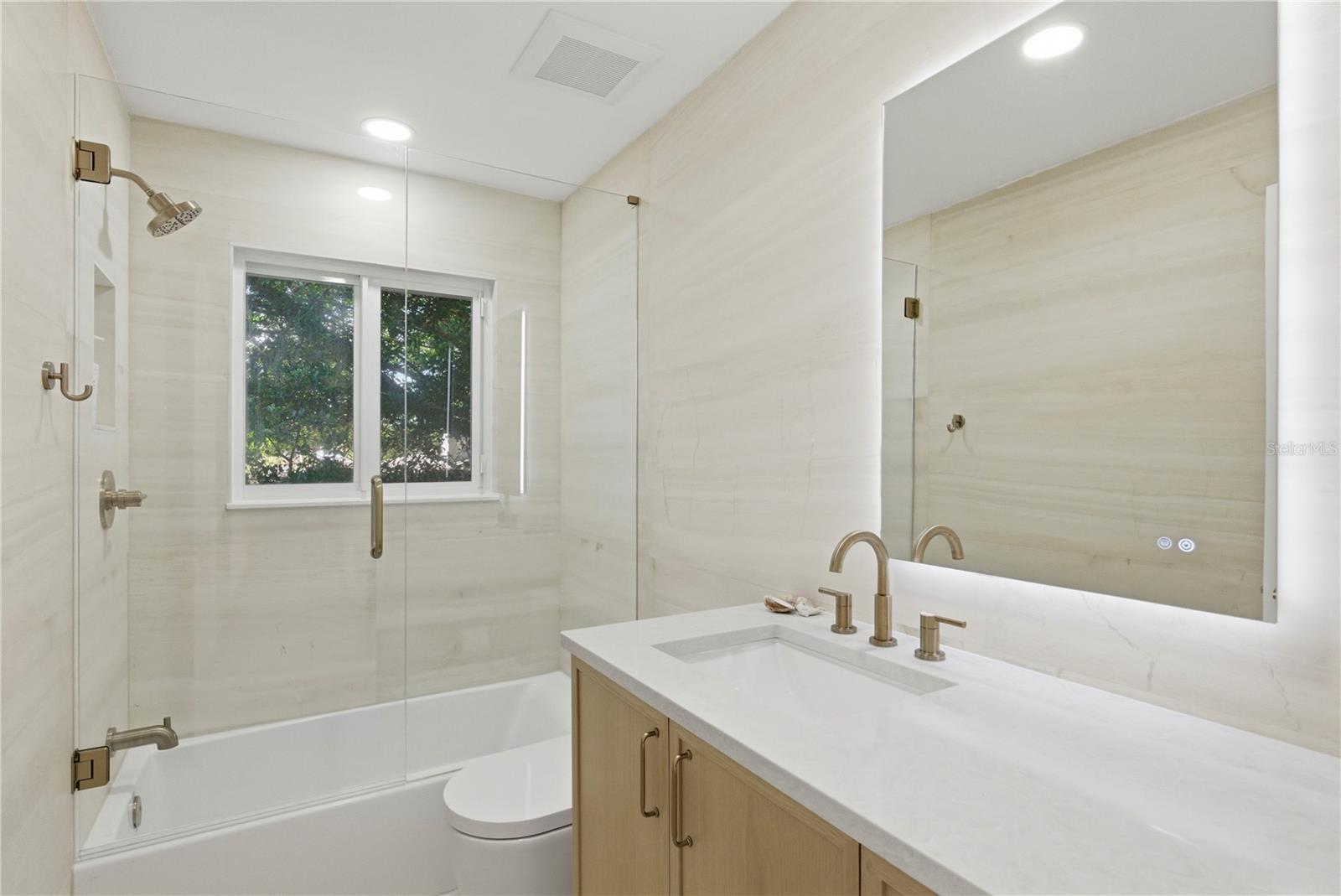 Image 16 of 39 For 377 22nd Avenue Se