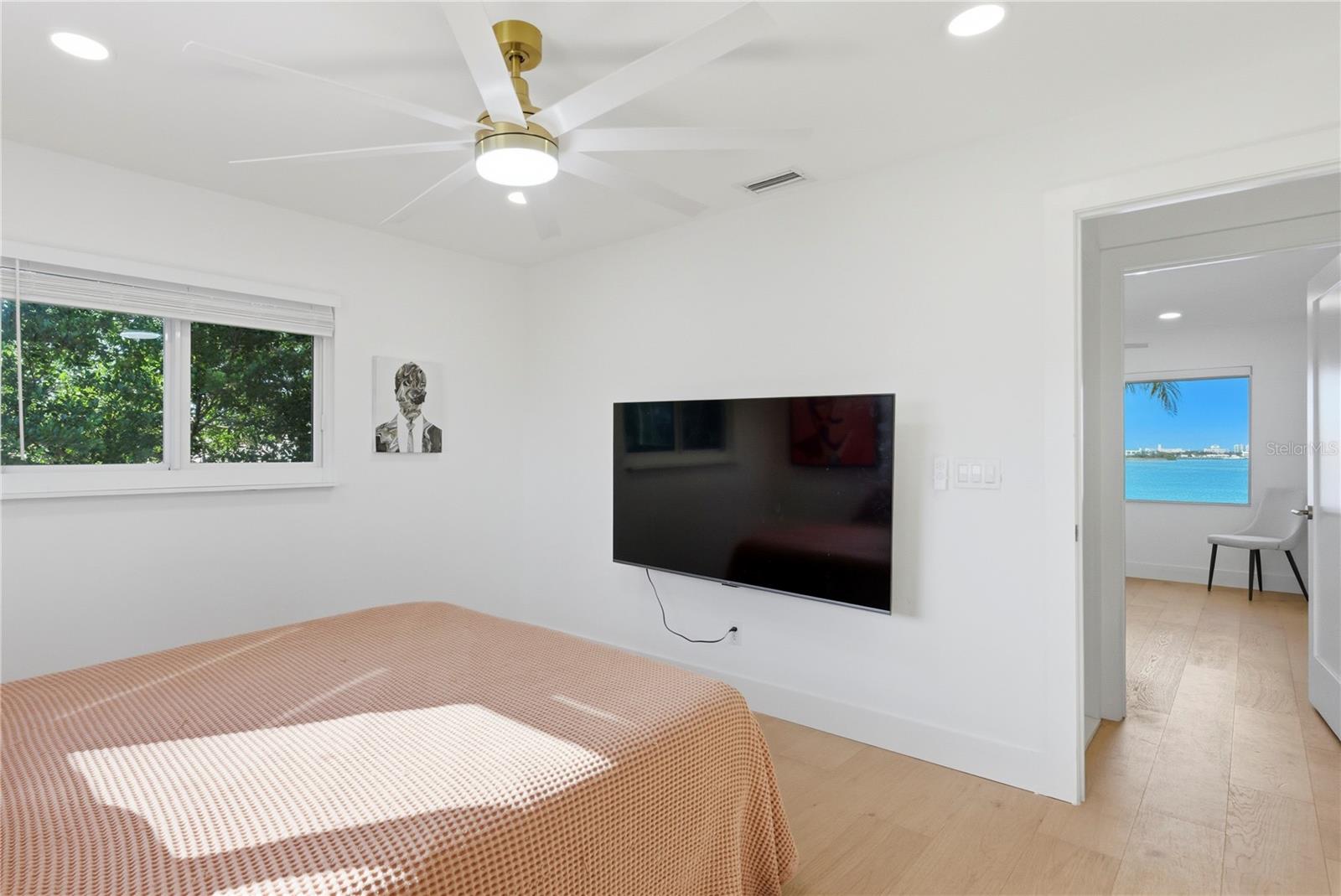 Image 18 of 39 For 377 22nd Avenue Se