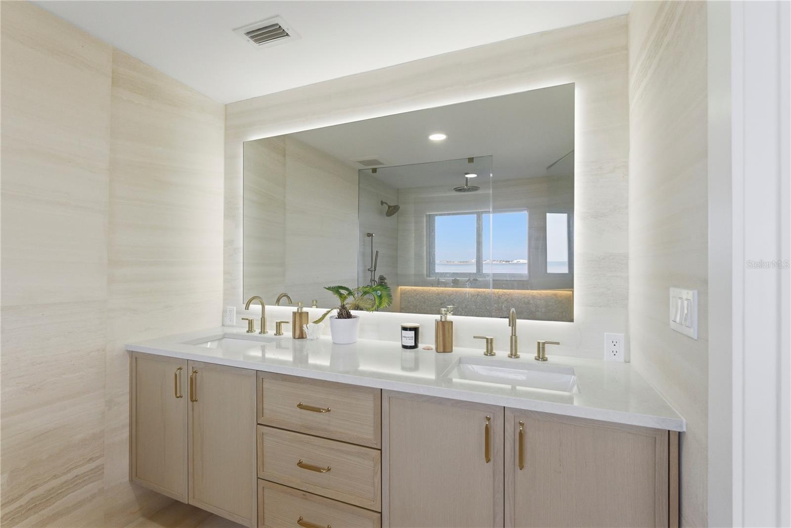 Image 23 of 39 For 377 22nd Avenue Se