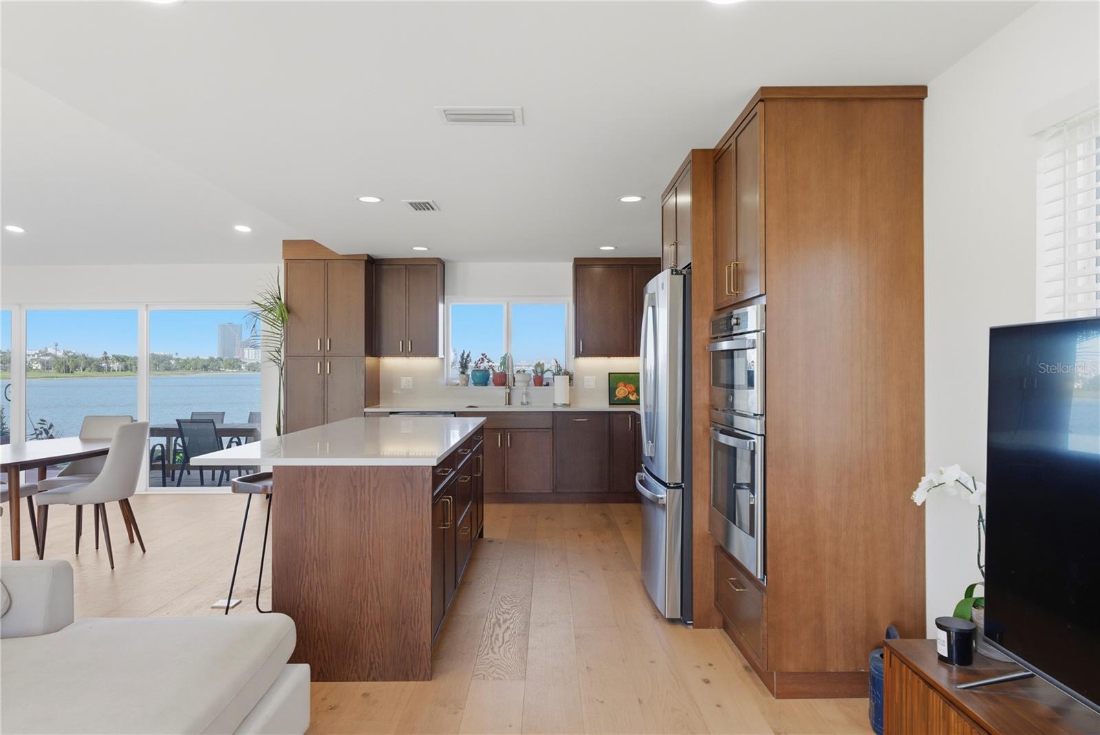 Image 6 of 39 For 377 22nd Avenue Se