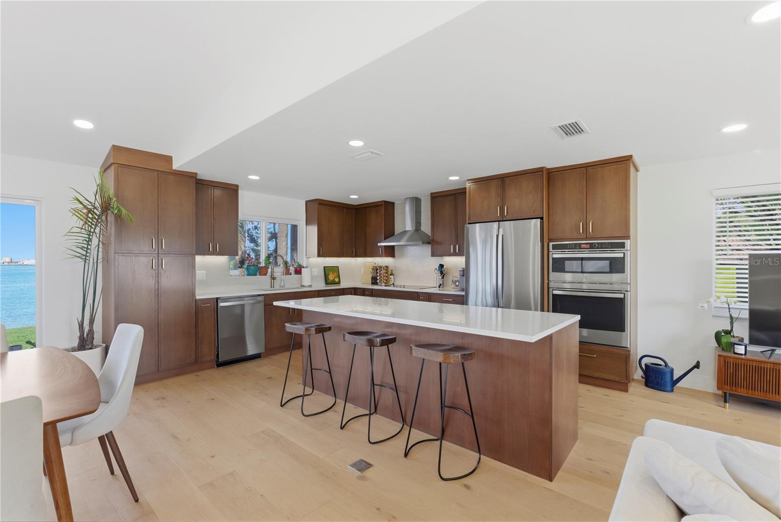 Image 7 of 39 For 377 22nd Avenue Se