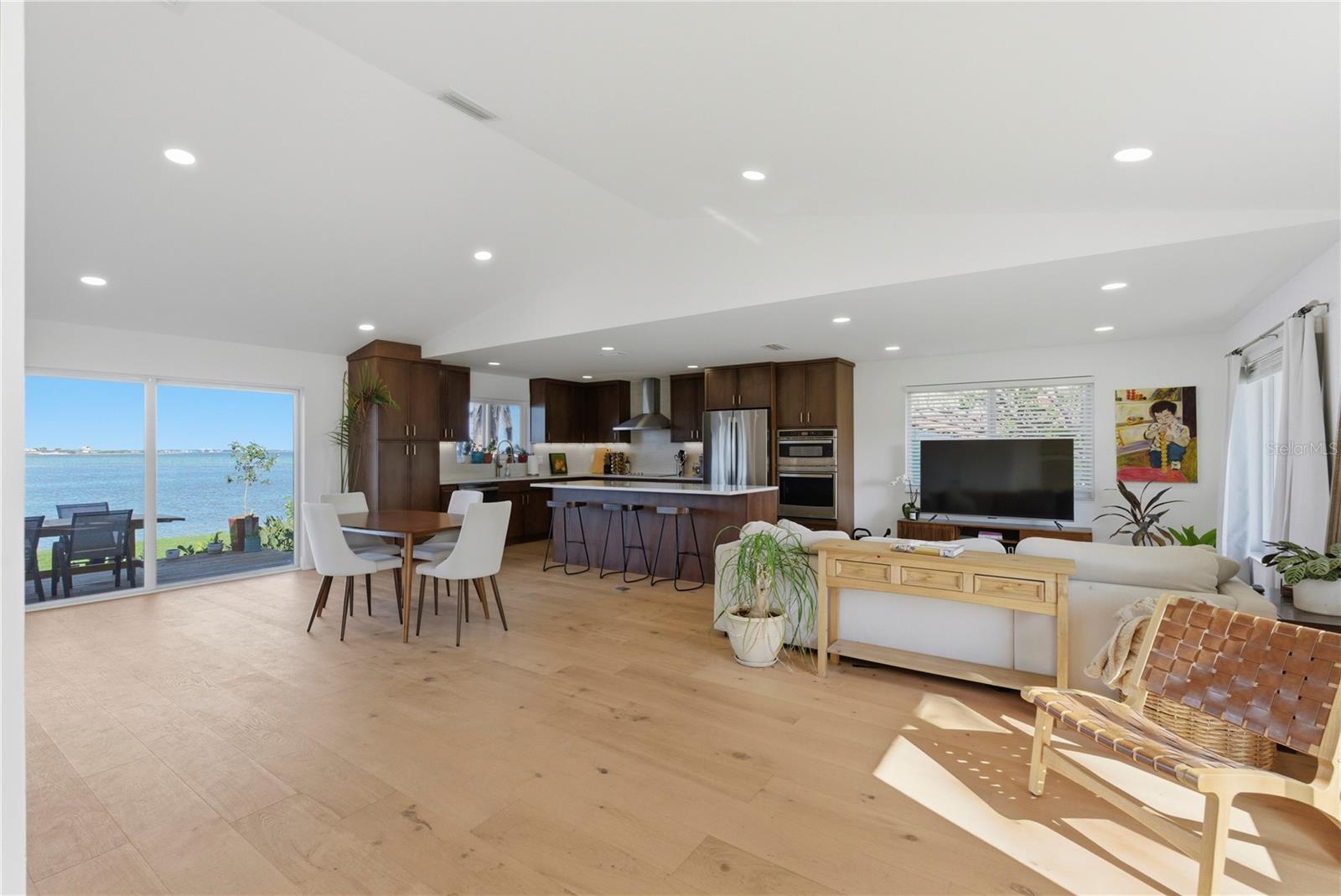 Image 8 of 39 For 377 22nd Avenue Se