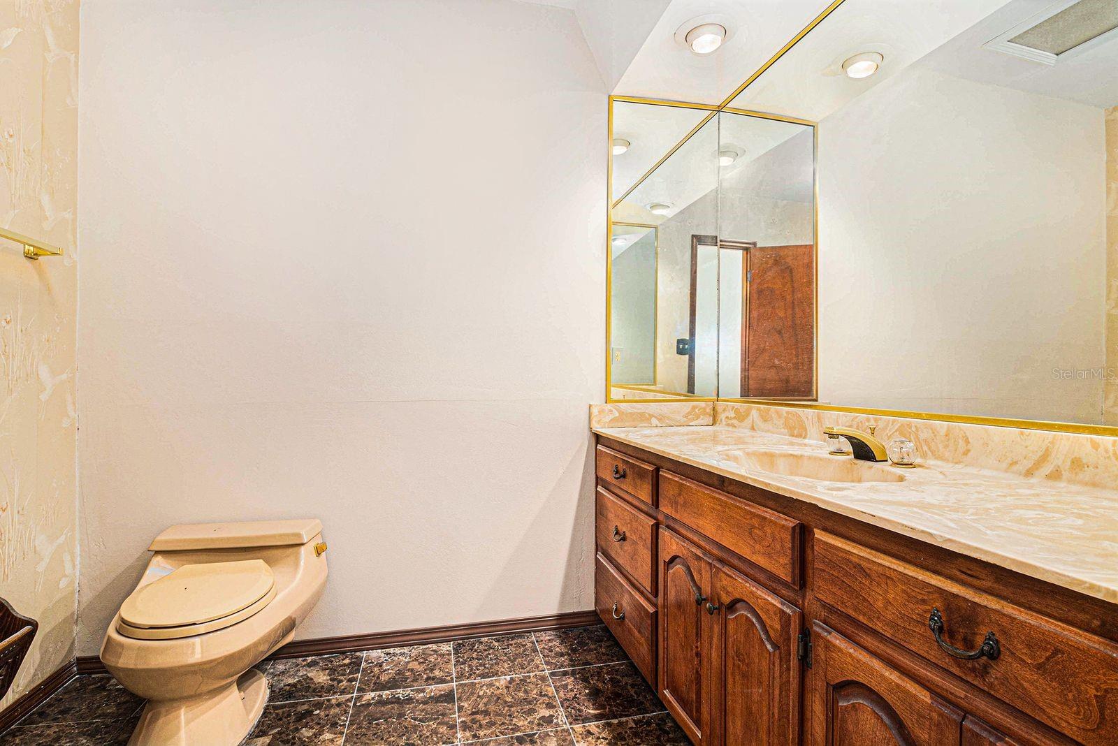 Image 14 of 29 For 607 Lakeshore Drive