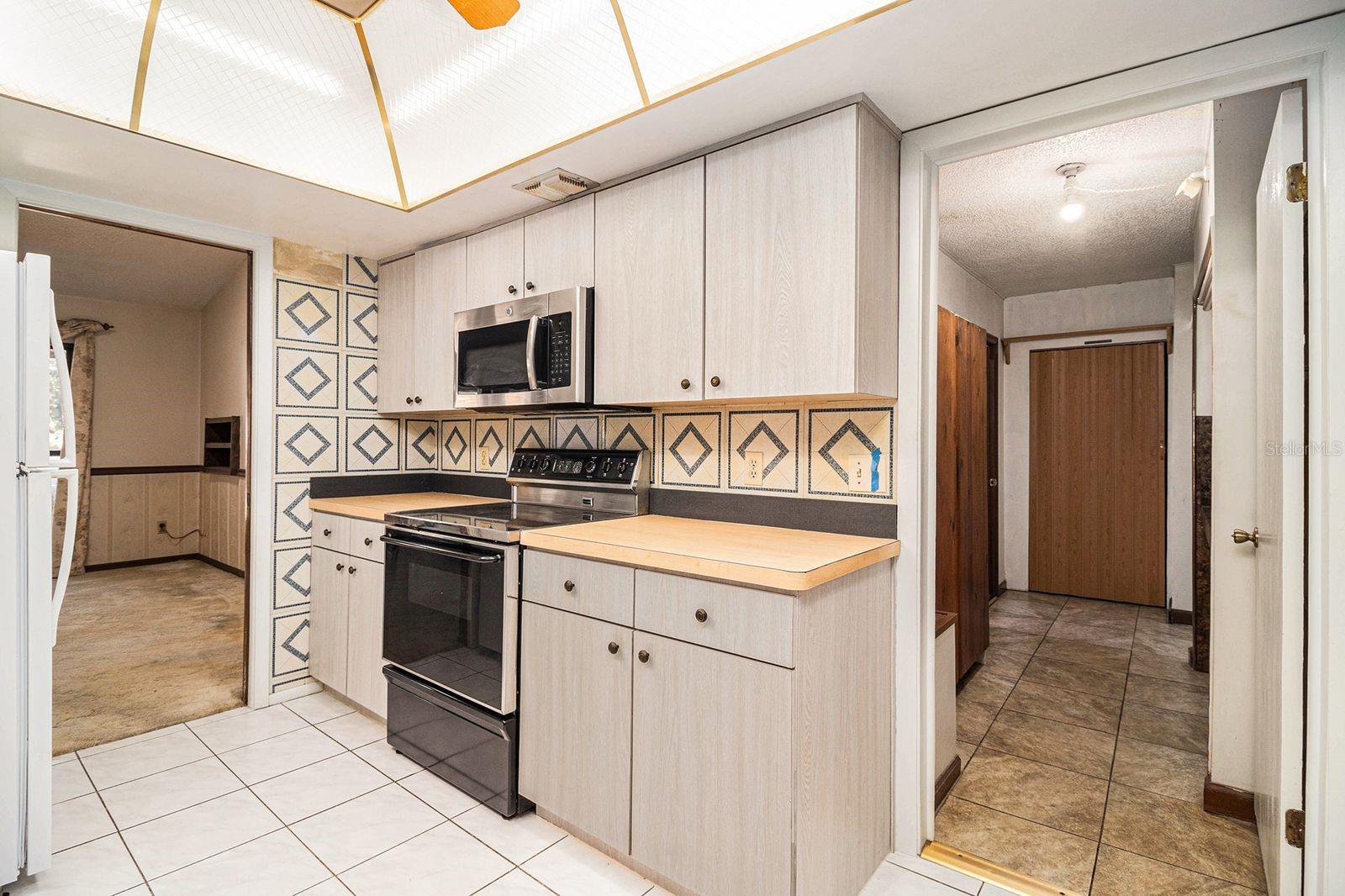 Image 9 of 29 For 607 Lakeshore Drive