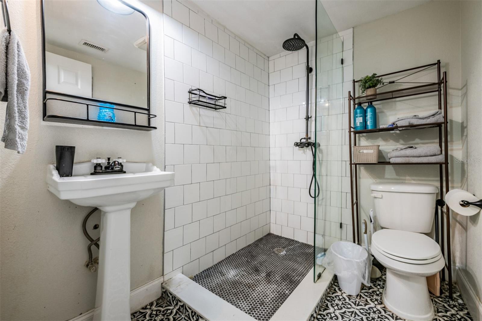 Image 18 of 31 For 8006 Klondyke Street