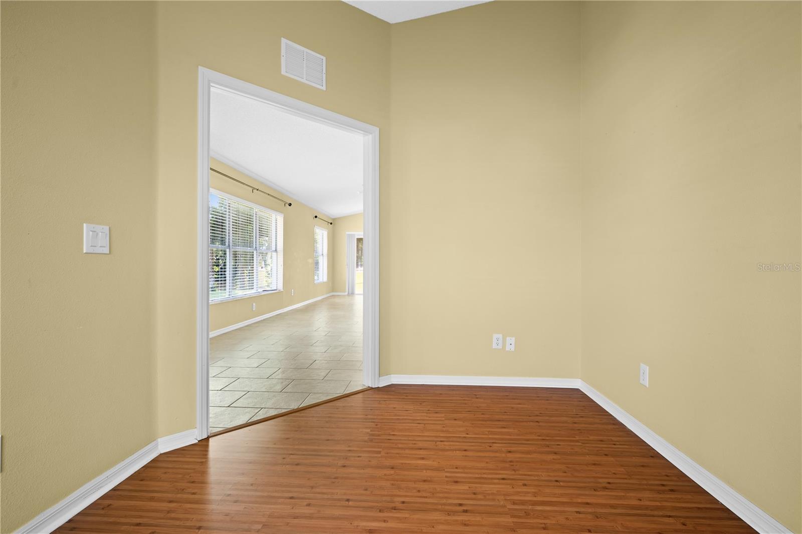 Image 10 of 26 For 2926 Walnut Grove Court