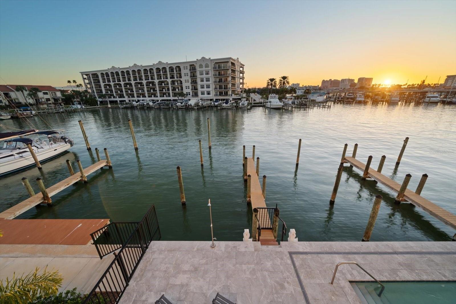 Listing photo id 40 for 211 Dolphin Point 202
