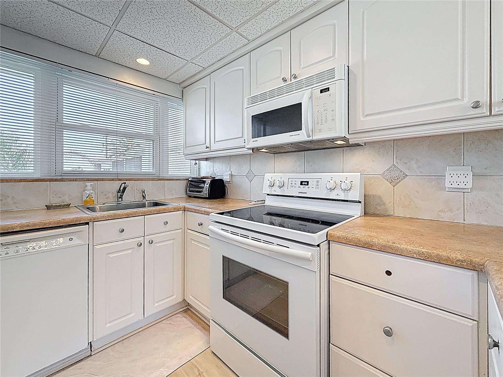 Image 11 of 30 For 7050 Sunset Way 22