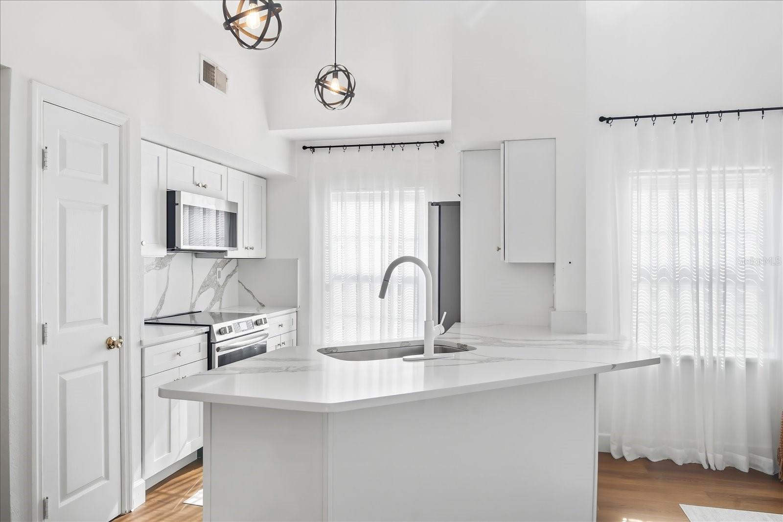 Image 8 of 23 For 9628 Lake Chase Island Way