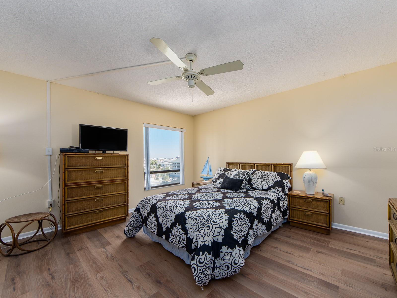 Image 16 of 41 For 450 Gulfview Boulevard 708