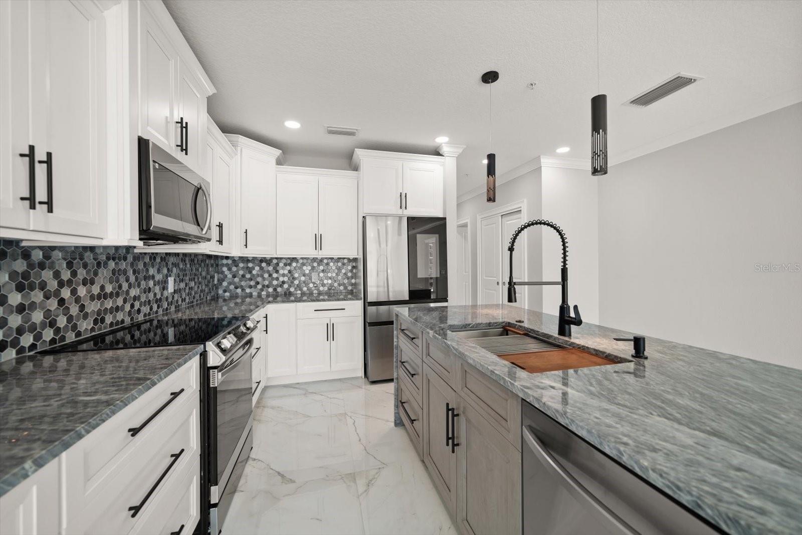 Image 6 of 48 For 211 Dolphin Point 301