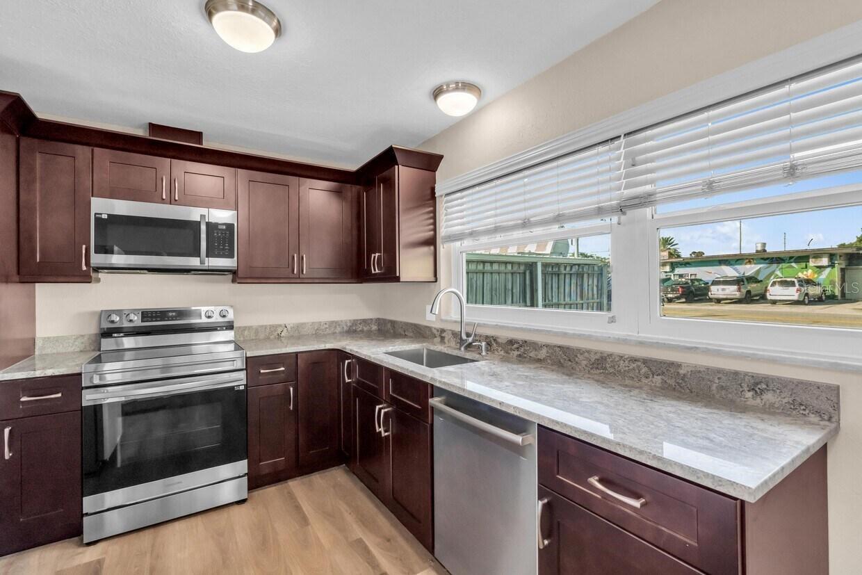 Listing photo id 2 for 6860 Park Street S