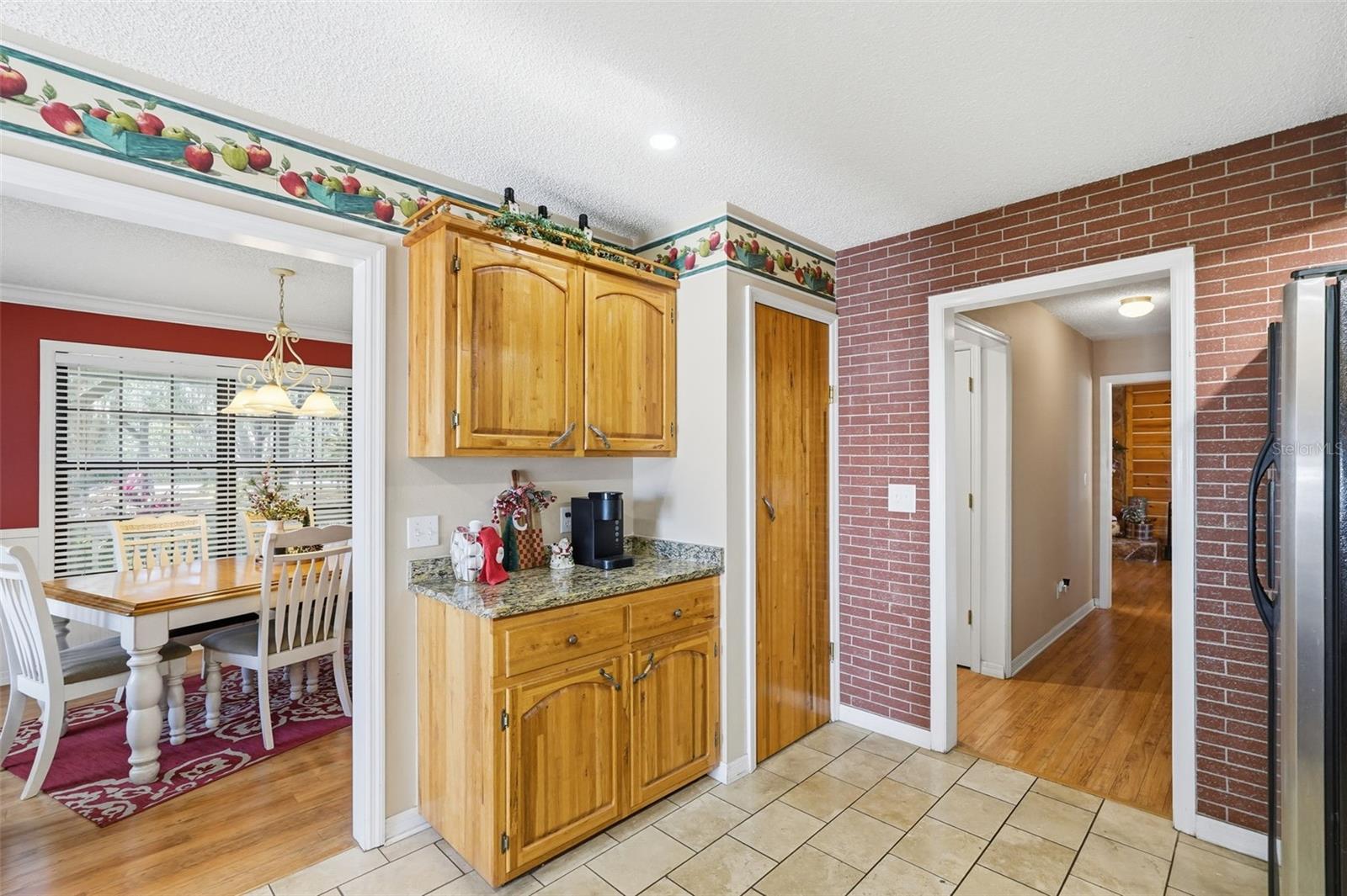 Image 18 of 70 For 2911 Walker Road