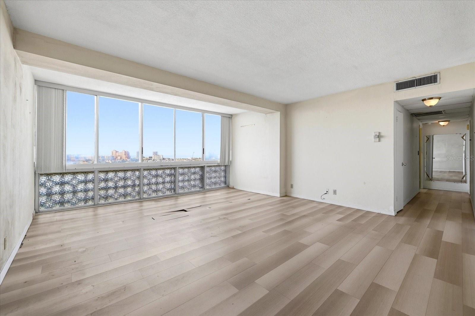 Image 16 of 34 For 31 Island Way 1205