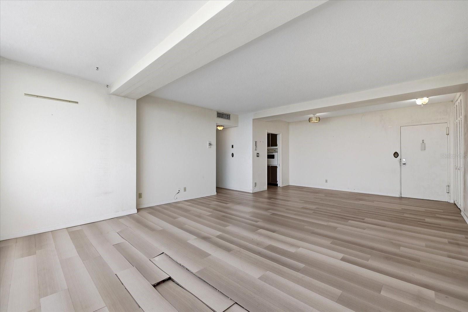 Image 17 of 34 For 31 Island Way 1205