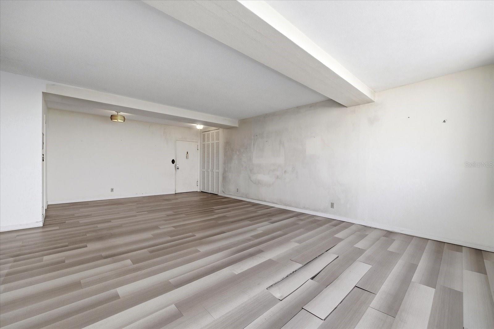 Image 18 of 34 For 31 Island Way 1205