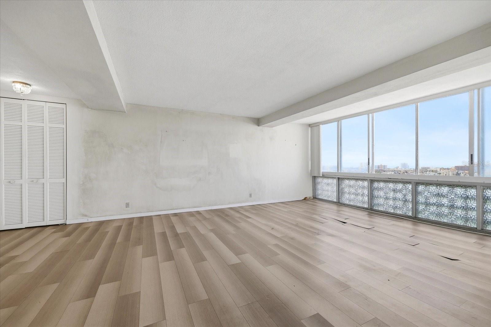 Image 19 of 34 For 31 Island Way 1205