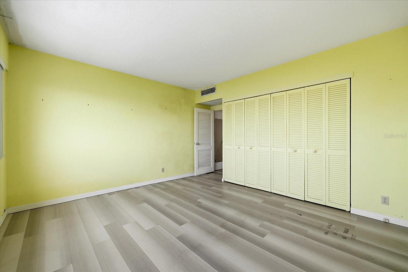 Image 21 of 34 For 31 Island Way 1205