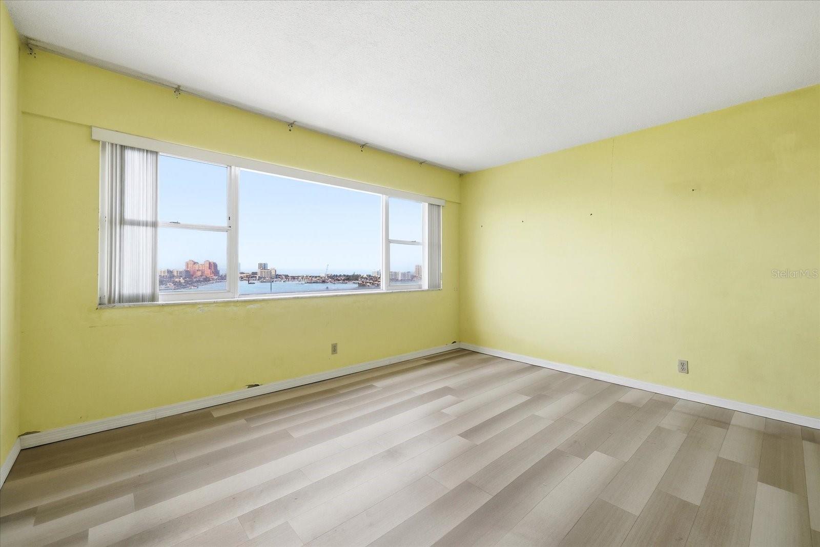 Image 22 of 34 For 31 Island Way 1205