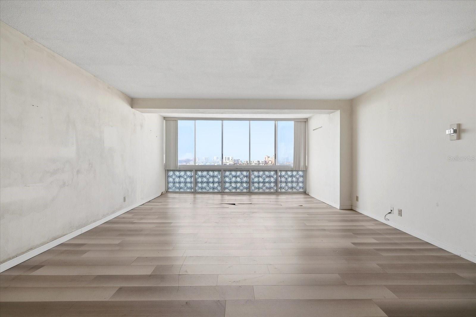 Image 7 of 34 For 31 Island Way 1205