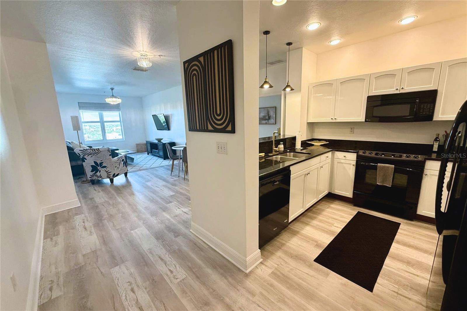 Image 4 of 51 For 628 Cleveland Street 1310