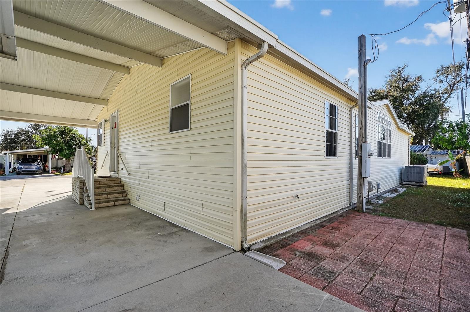 Image 5 of 32 For 917 50th Avenue Terrace W