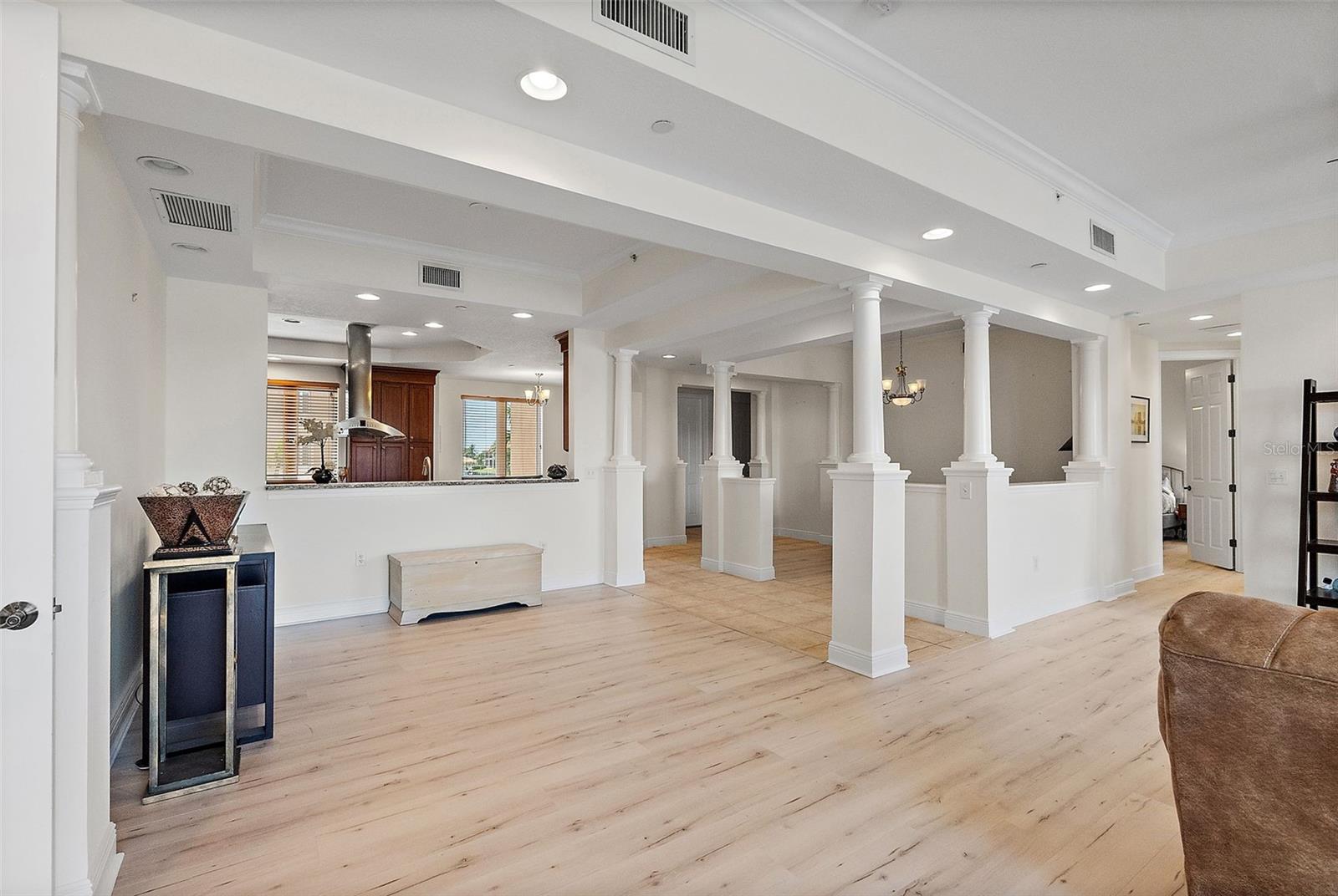 Image 11 of 48 For 43 Bayview Court S #a