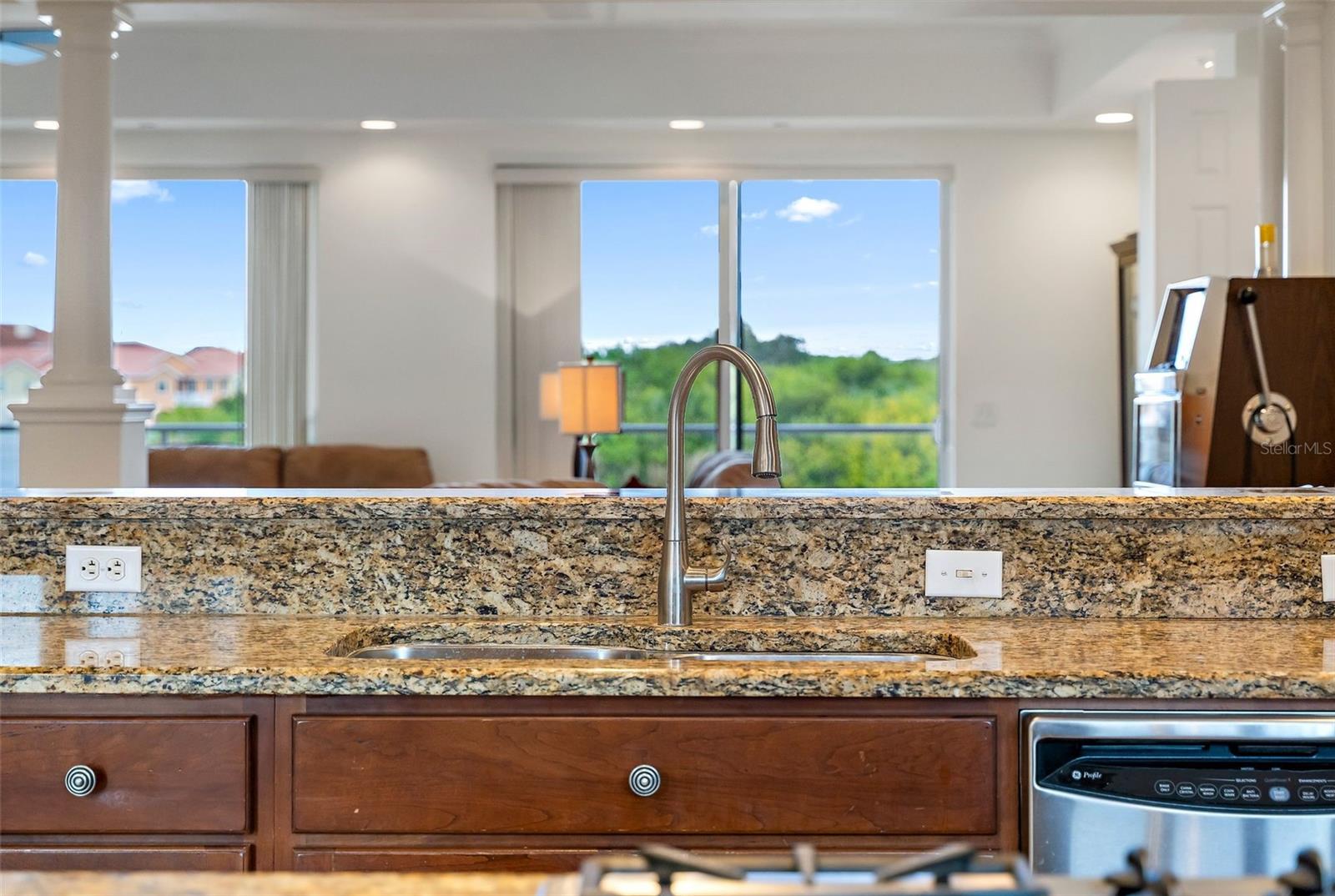 Image 7 of 48 For 43 Bayview Court S #a