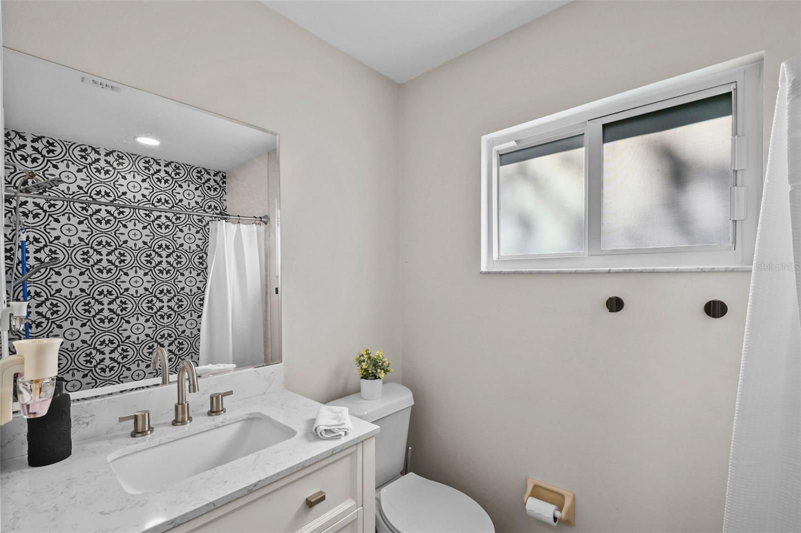 Image 15 of 30 For 18470 Geranium Road