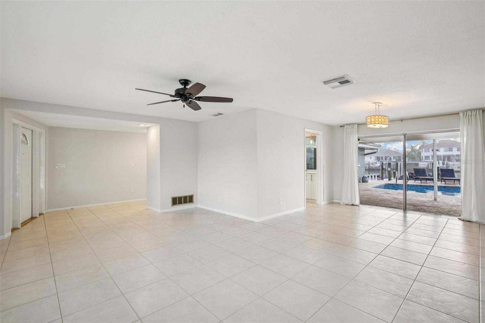 Image 12 of 70 For 2180 Dolphin Boulevard S