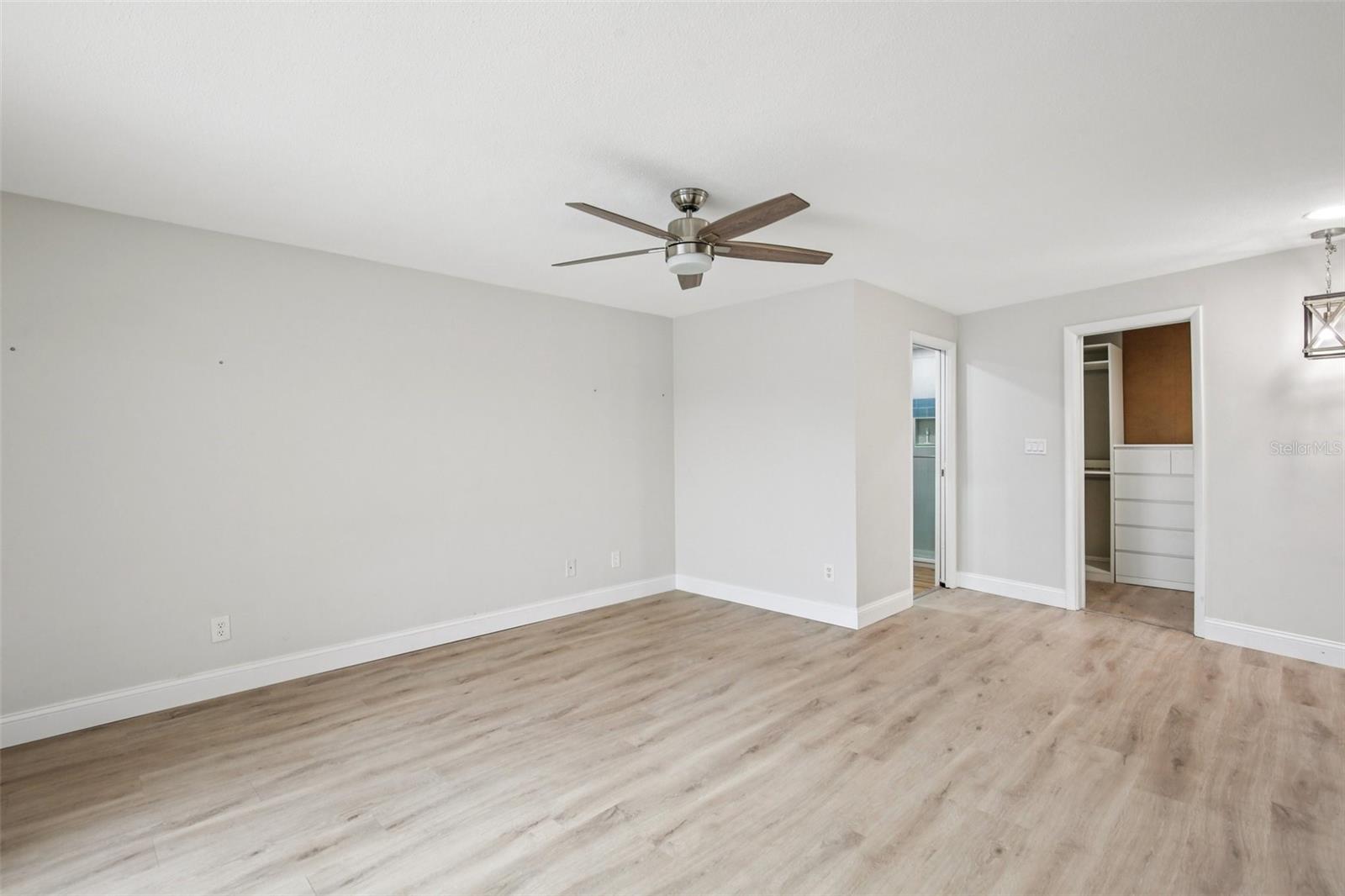 Image 14 of 70 For 2180 Dolphin Boulevard S