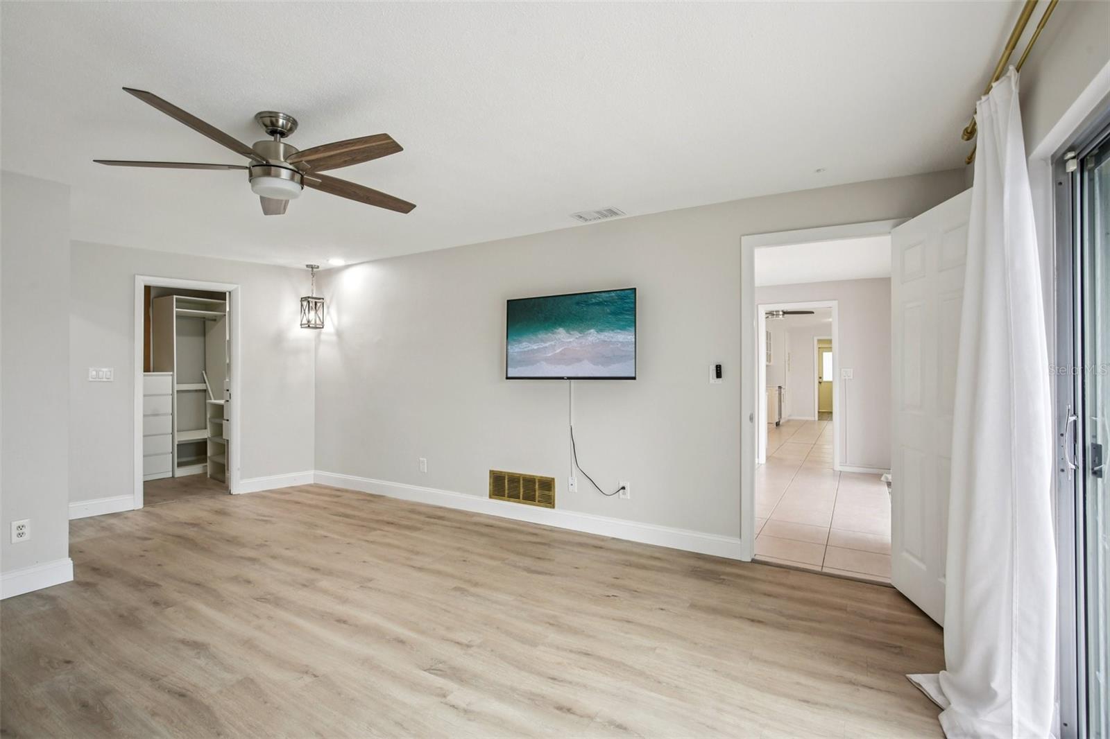 Image 15 of 70 For 2180 Dolphin Boulevard S