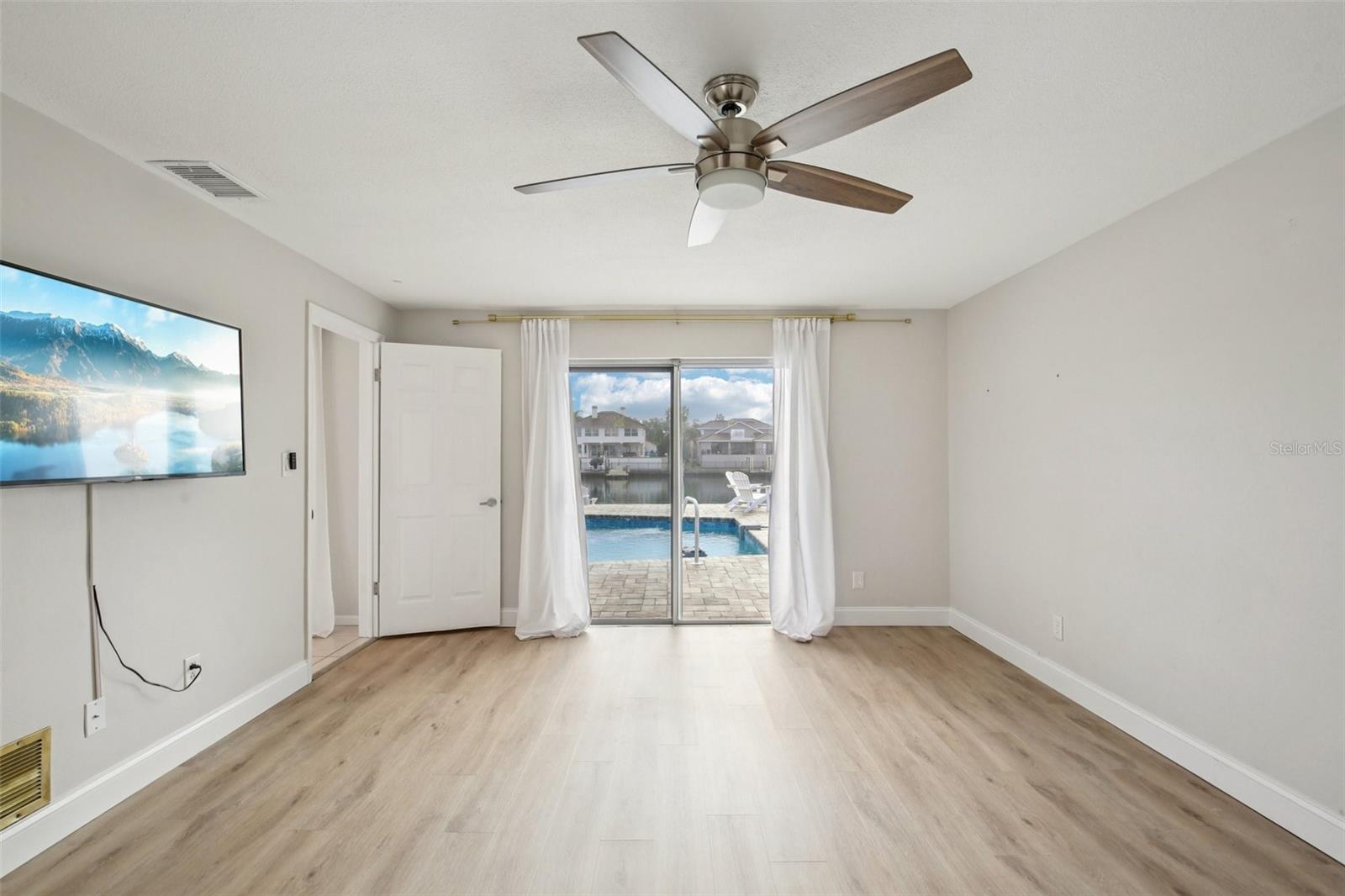 Image 16 of 70 For 2180 Dolphin Boulevard S