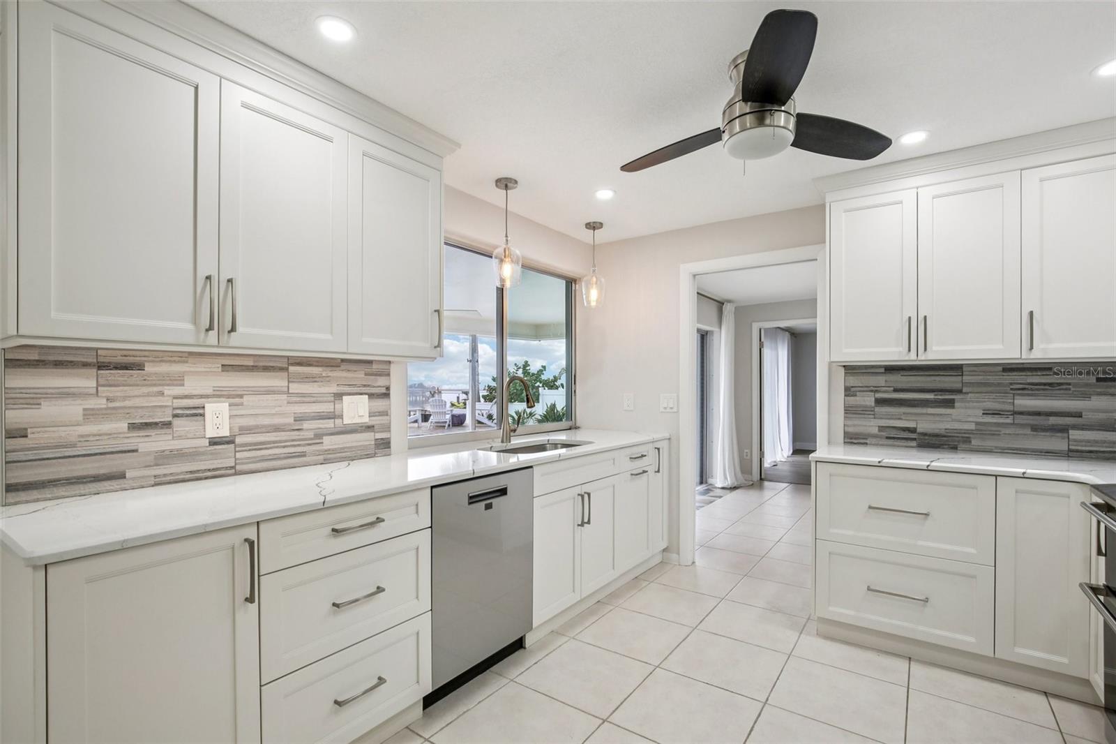 Image 19 of 70 For 2180 Dolphin Boulevard S