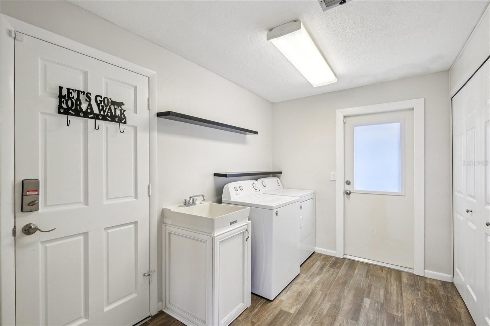 Image 22 of 70 For 2180 Dolphin Boulevard S