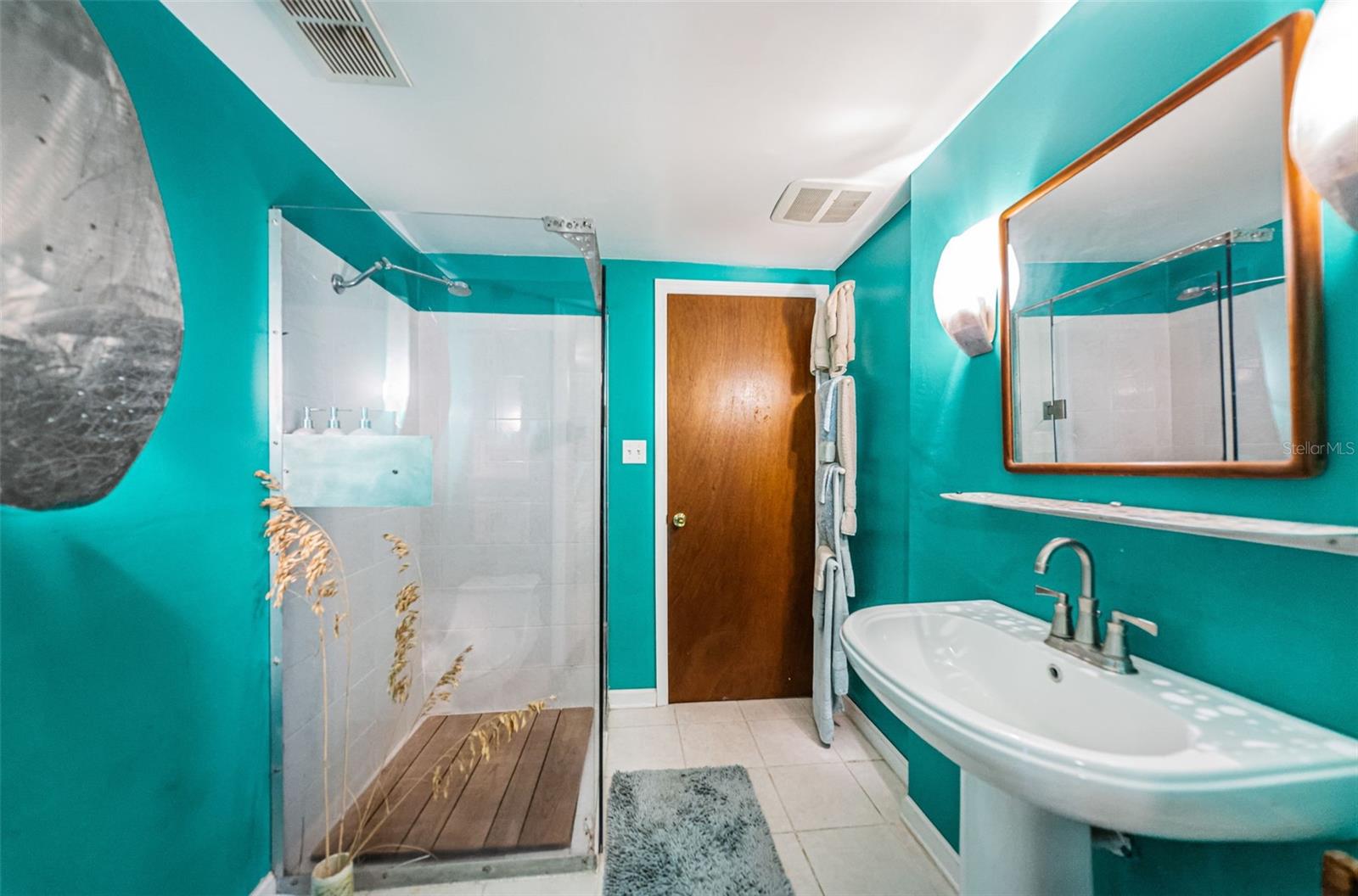 Image 25 of 34 For 330 Spring Boulevard