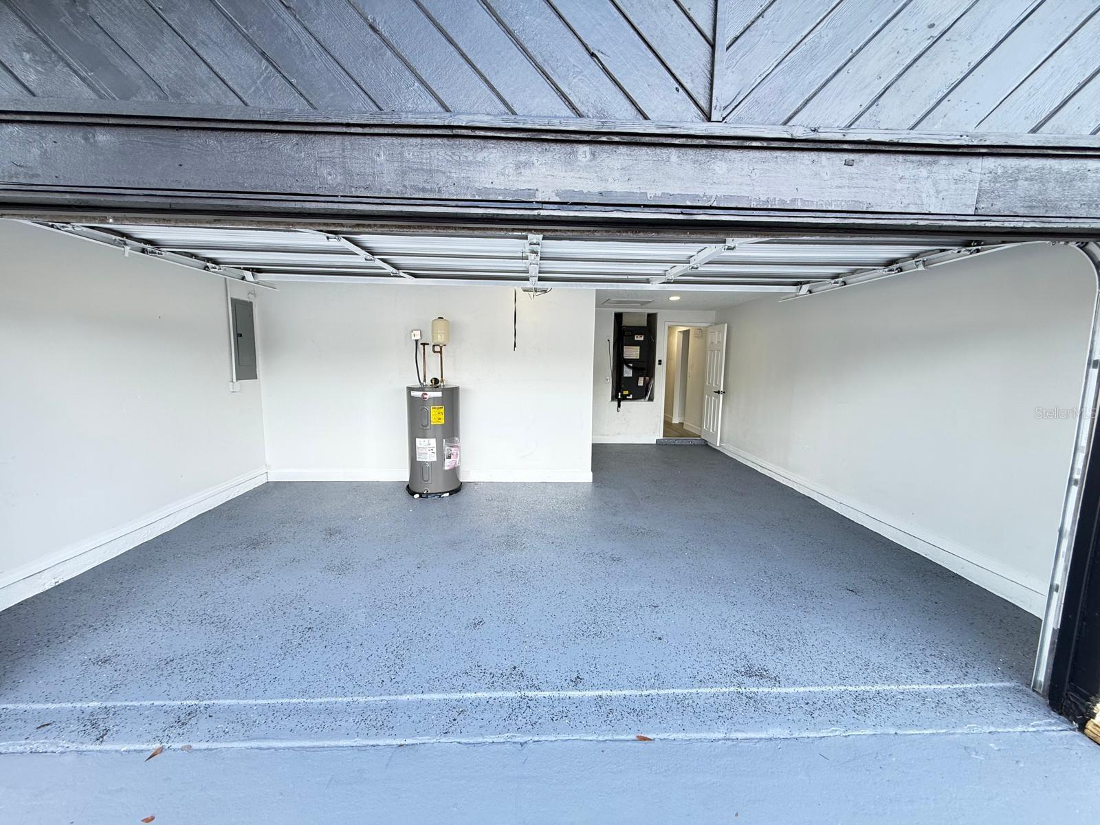 Listing photo id 2 for 4107 Denage Court