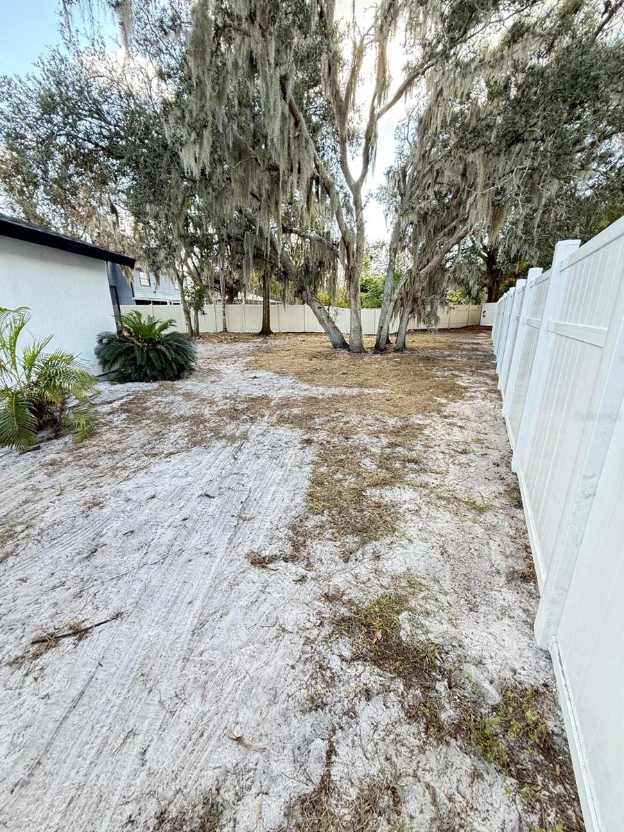 Listing photo id 4 for 4107 Denage Court