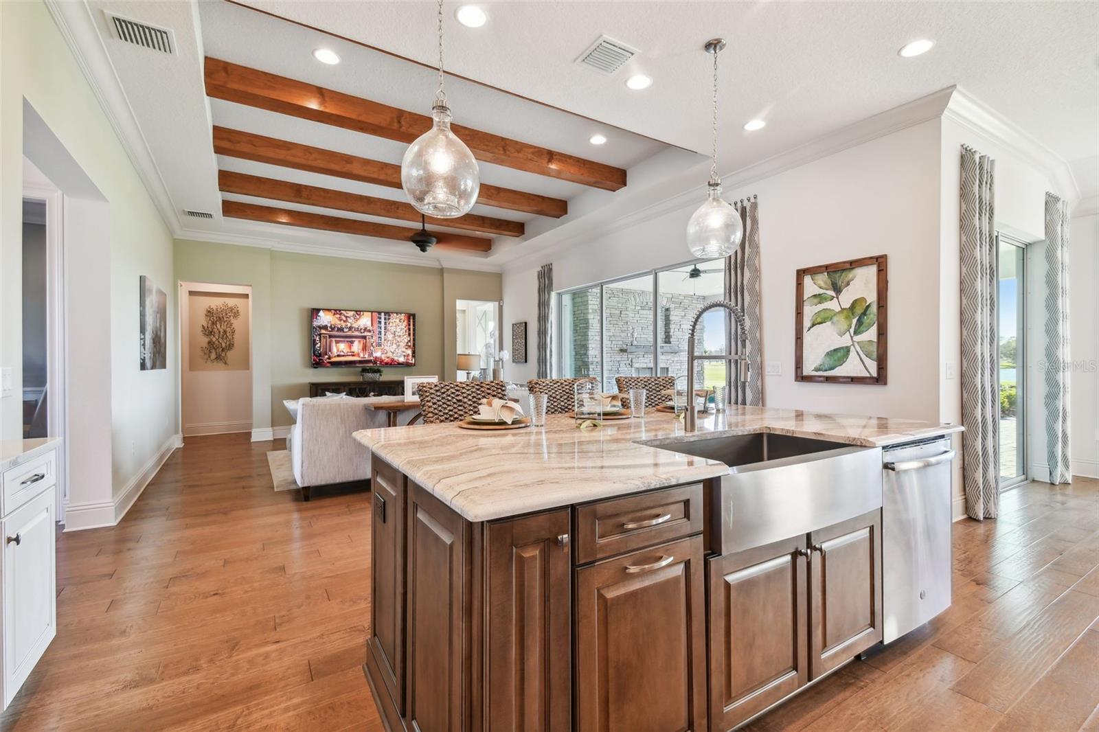 Listing photo id 10 for 5333 Lake Venice Drive