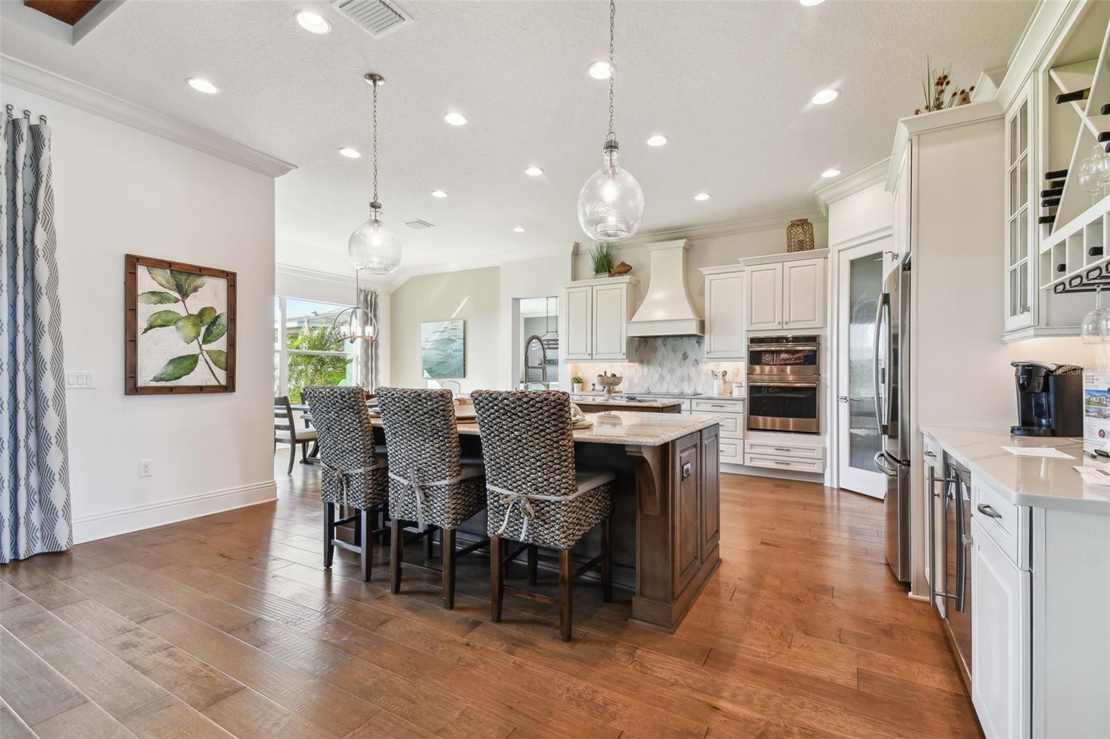 Listing photo id 5 for 5333 Lake Venice Drive