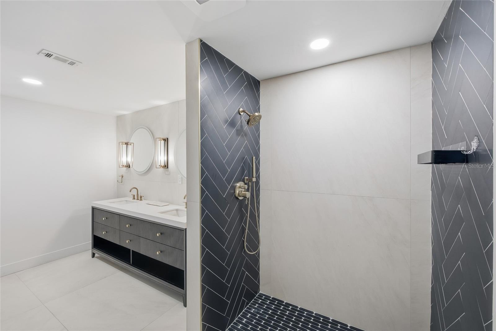 Image 17 of 30 For 13025 Village Chase Circle