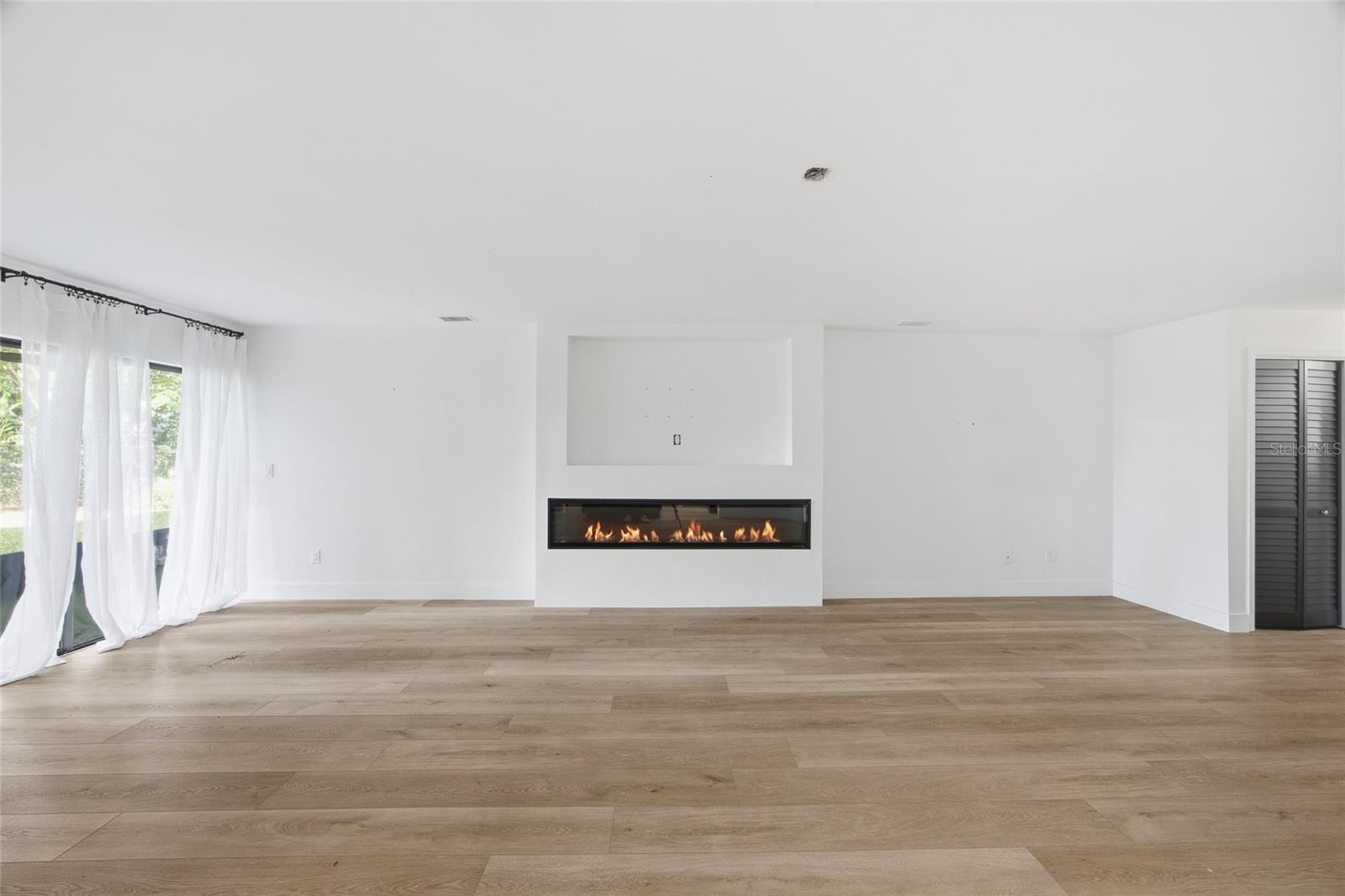 Image 6 of 30 For 13025 Village Chase Circle