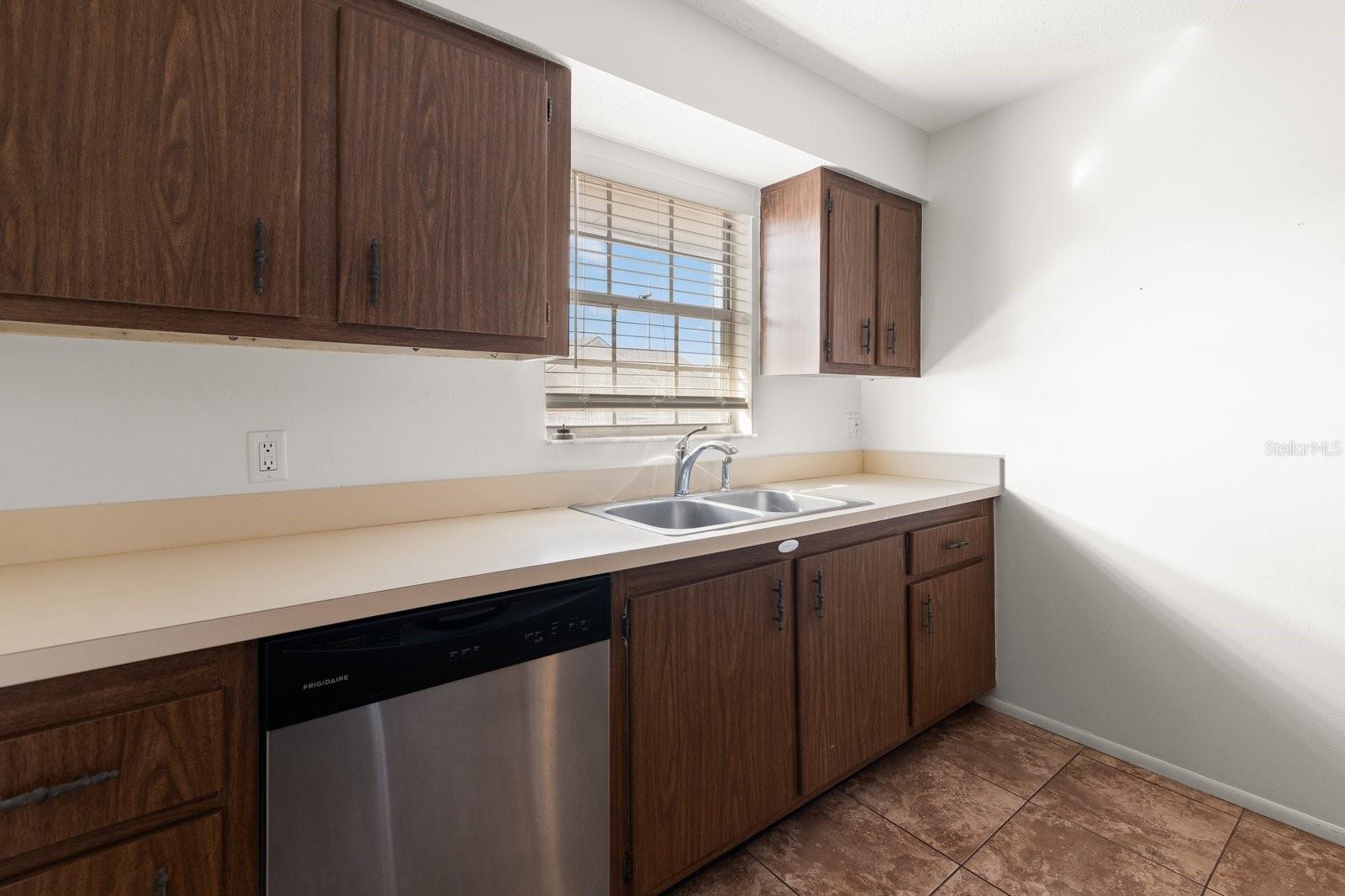 Image 11 of 25 For 200 Country Club Drive 906