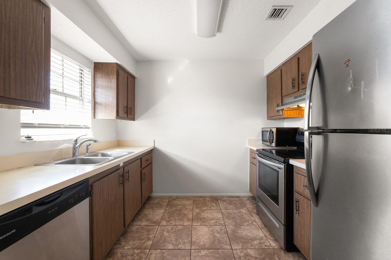 Image 8 of 25 For 200 Country Club Drive 906