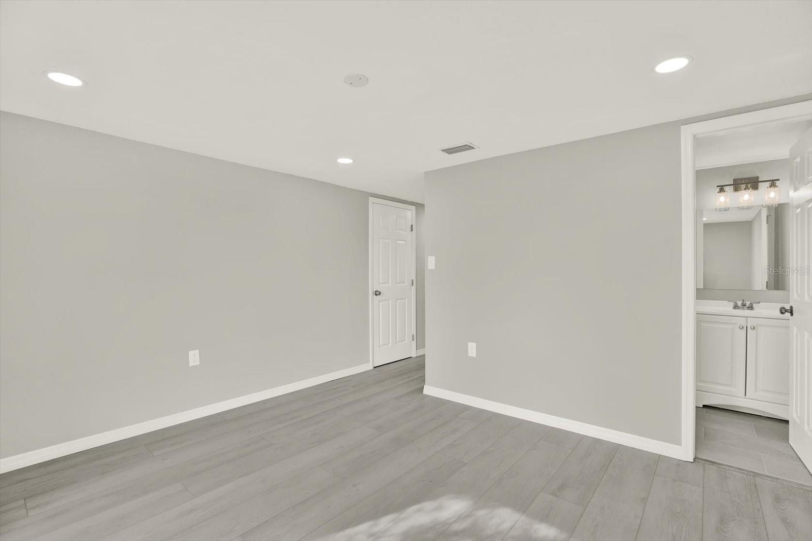 Image 17 of 33 For 7831 Fox Hollow Drive