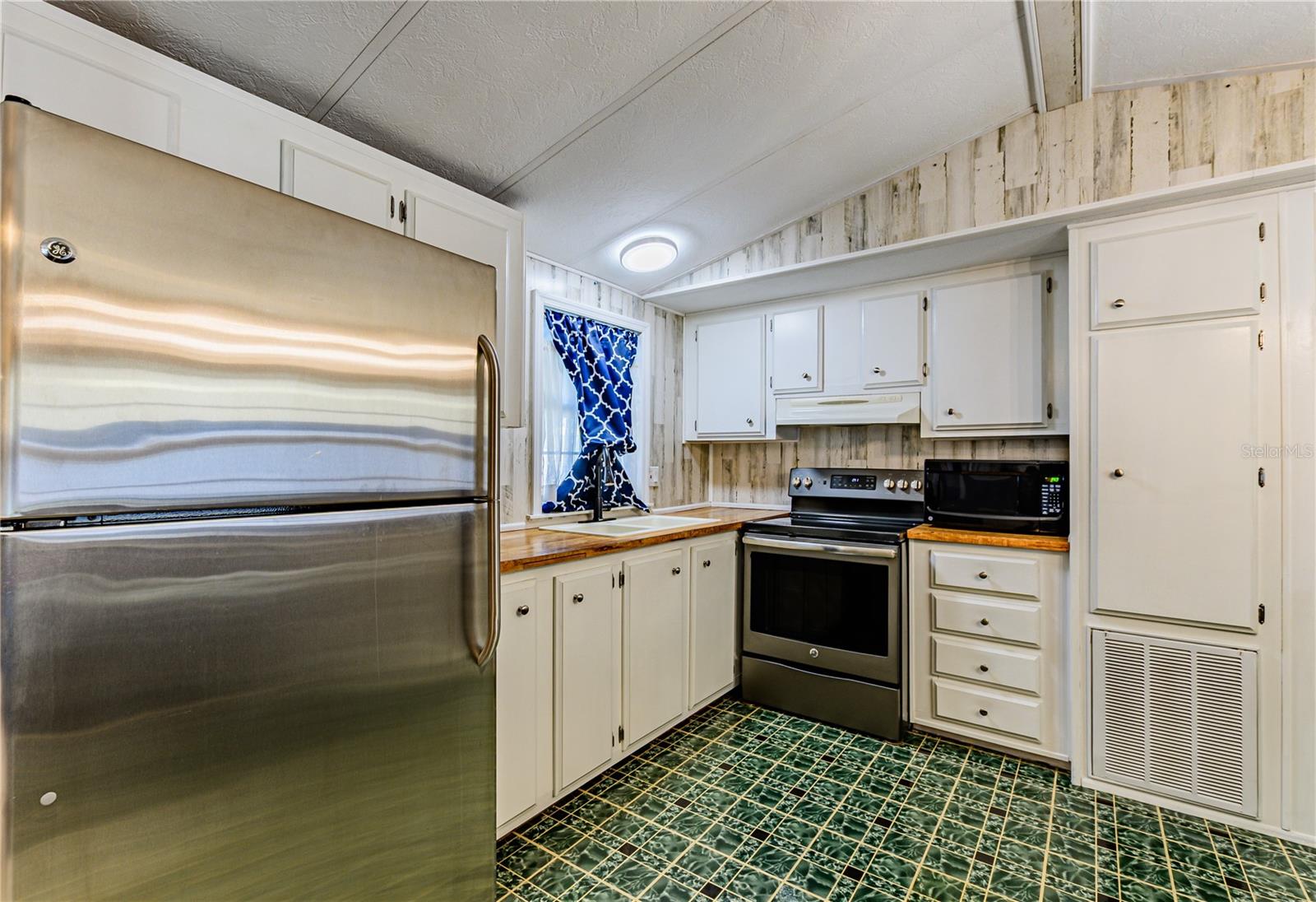 Image 10 of 37 For 5248 Antigua Drive