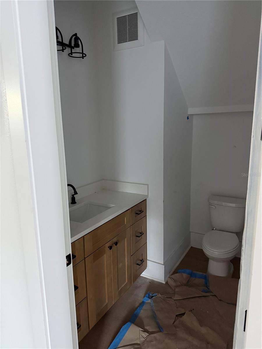 Listing photo id 9 for 1213 Flora Street