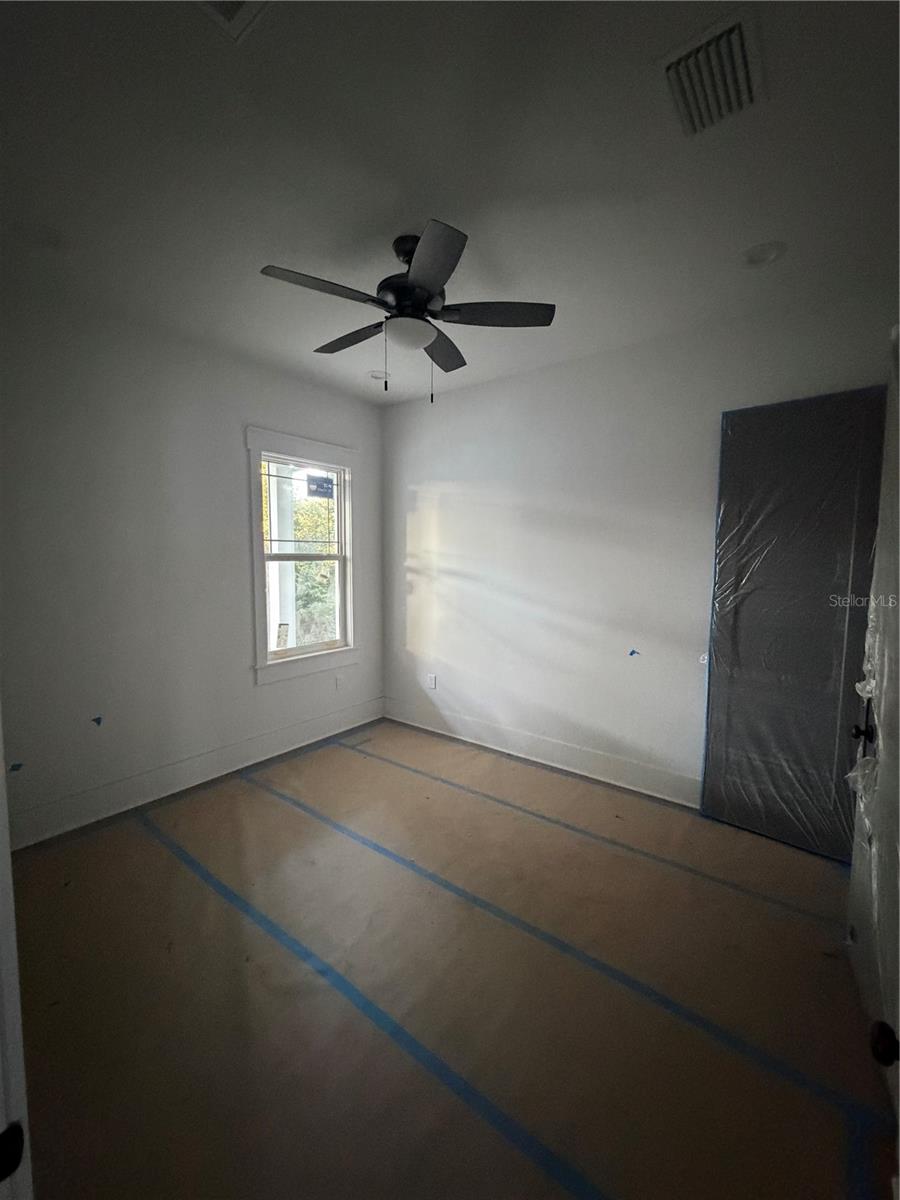 Listing photo id 10 for 1213 Flora Street