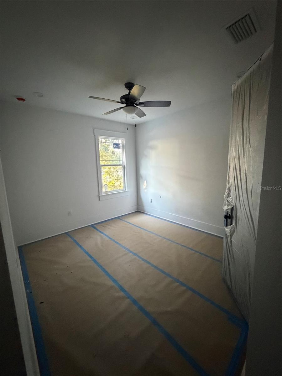 Listing photo id 11 for 1213 Flora Street